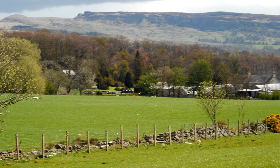 Lang Craigs in the Kilpatrick Hills from Kipperoch Road