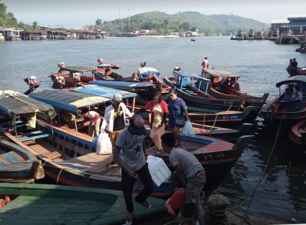 Ferries at Fishermen's Pier ( Saphan Pla ) at Ranong